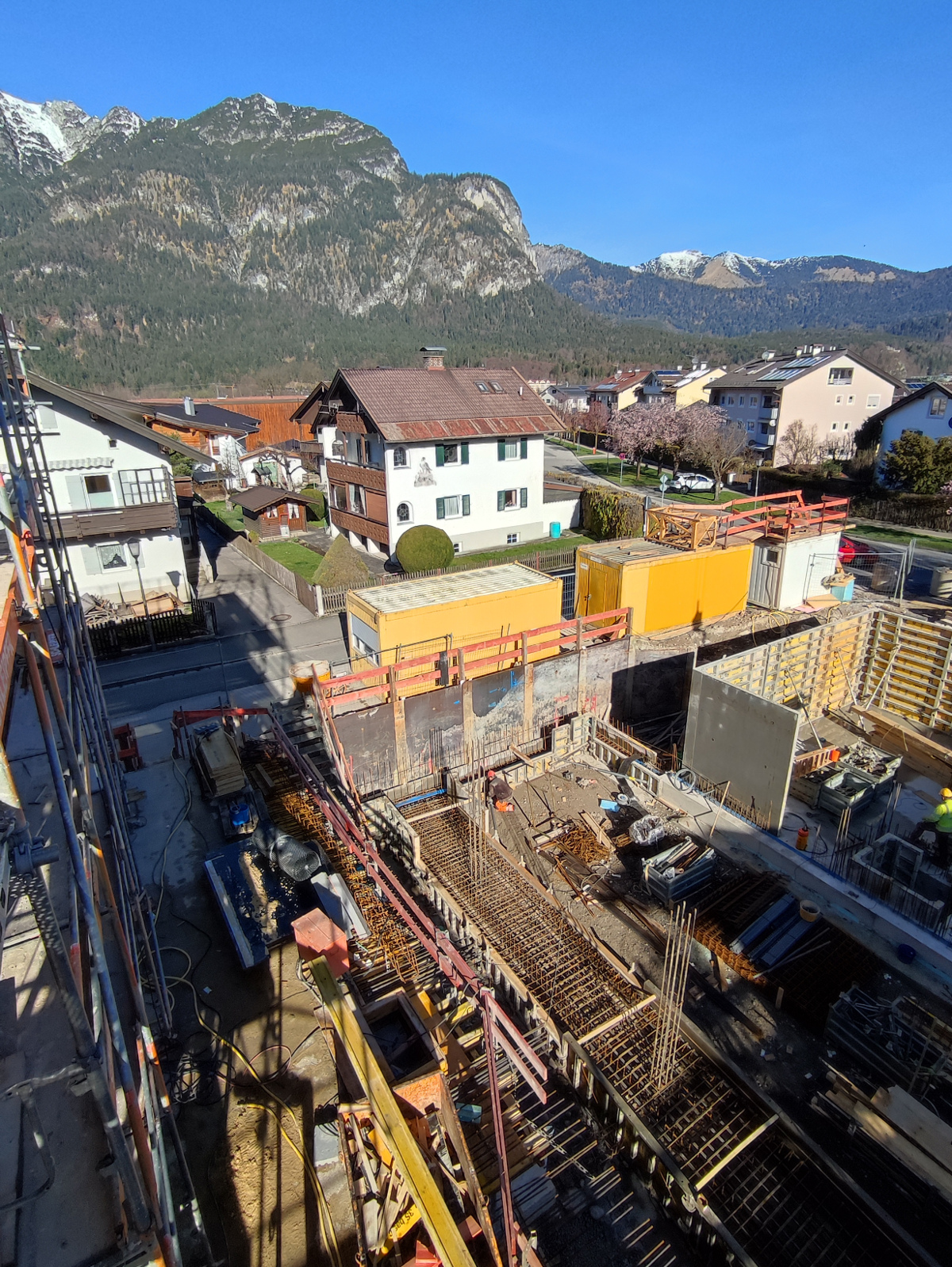 Budowa budynku wielorodzinnego z garażem podziemnym w Garmisch-Partenkirchen (Niemcy)