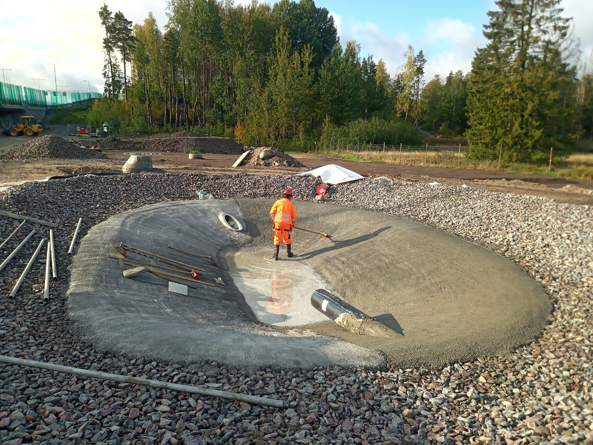Prace zbrojarskie, betonowanie wraz z kosmetyką betonu 6 żelbetowych zbiorników retencyjnych dla projektu Hjusta Södra w Sztokholmie, Tenstavägen (Szwecja)
