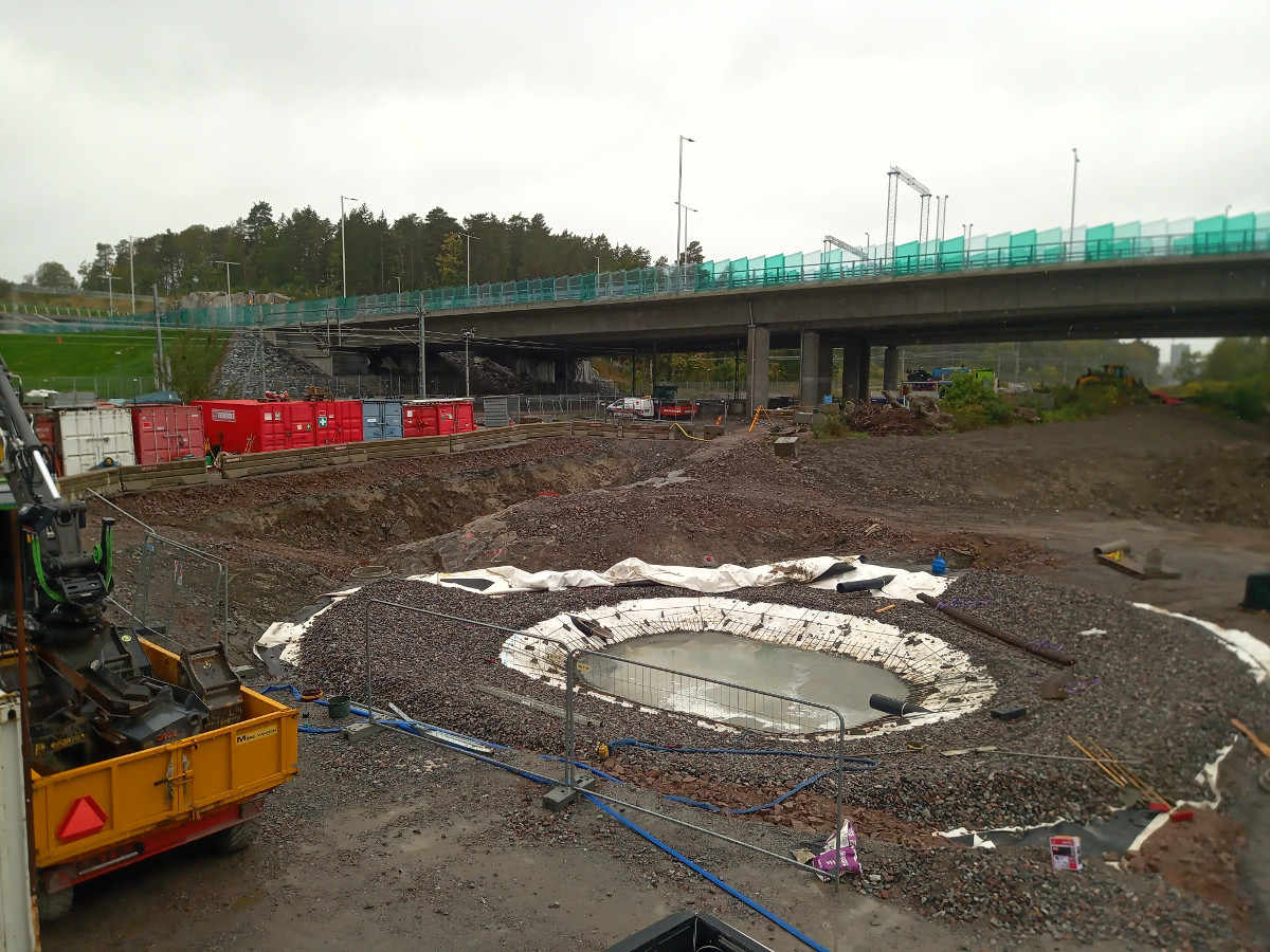 Prace zbrojarskie, betonowanie wraz z kosmetyką betonu 6 żelbetowych zbiorników retencyjnych dla projektu Hjusta Södra w Sztokholmie, Tenstavägen (Szwecja)