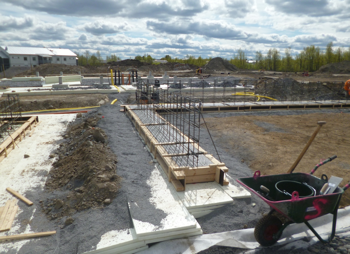 Izolacja, szalowanie, zbrojenie i prace betonowe budynków mieszkalnych, wiat samochodowych oraz budynków gospodarczych dla projektu BoKlok Raketen w Kirunie, Trafalvägen 1 (Szwecja).