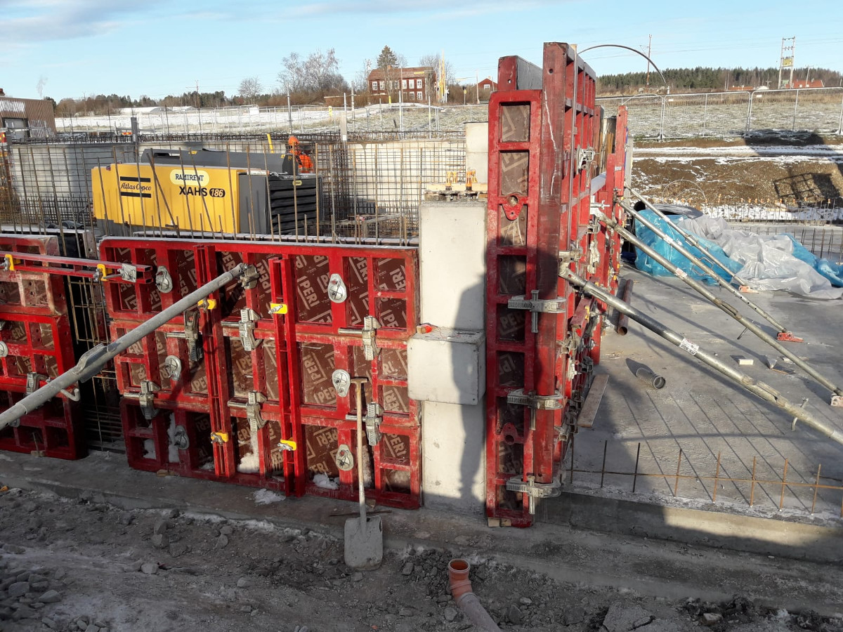 Prace szalunkowe, zbrojarskie i betonowe przy rozbudowie oczyszczalni ścieków w miejscowości Fränsta (Szwecja)
