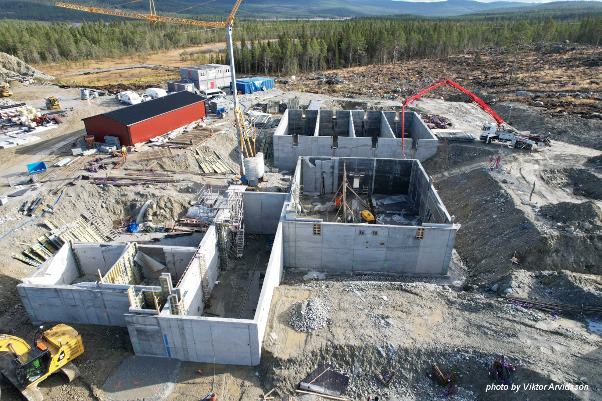 Prace szalunkowe, zbrojeniowe i betonowe na budowie oczyszczalni ścieków w Funäsdalen, Svegesvägen (Szwecja)