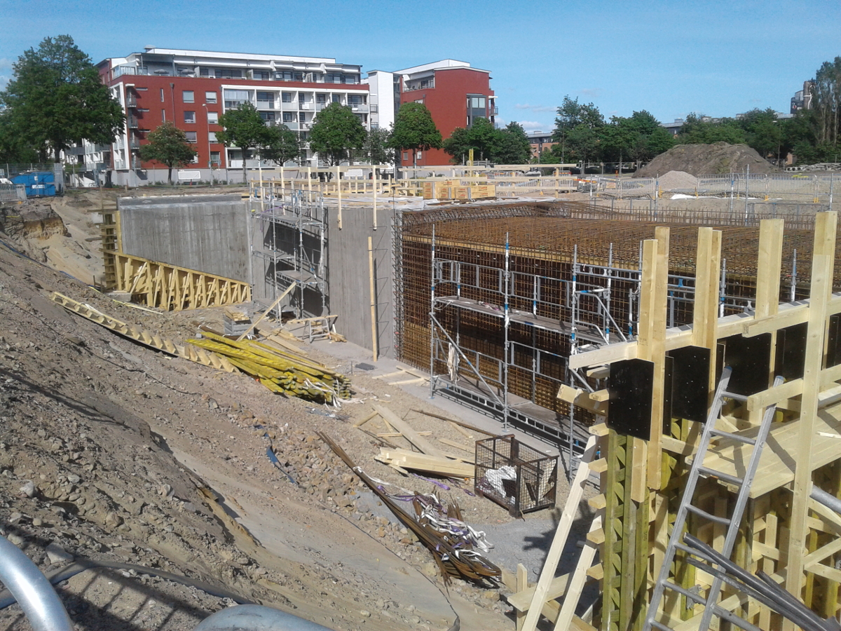 Prace szalunkowe, zbrojeniowe i betonowe z zapewnieniem operatora dźwigu na budowie mostu pod Laholmsvägen, Halmstad (Szwecja).