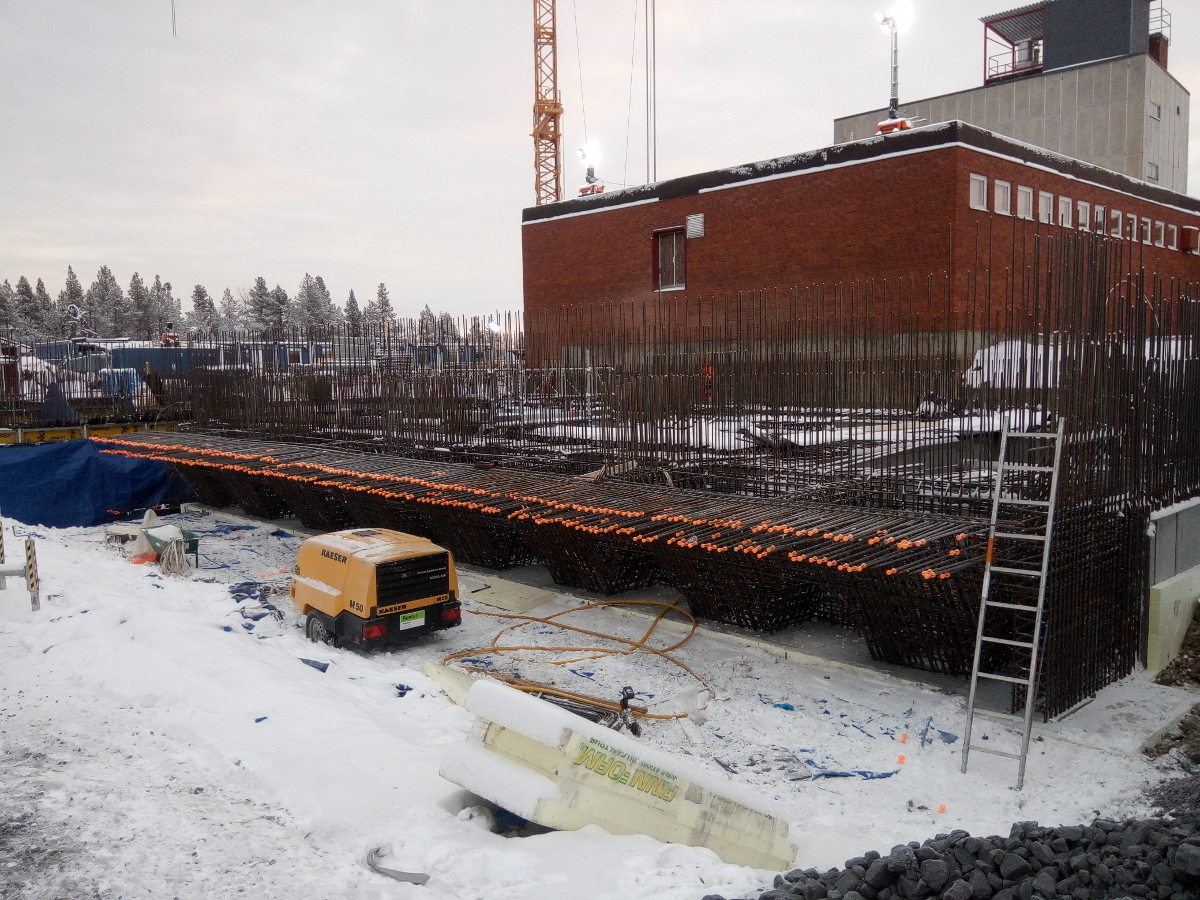 Prace szalunkowe, zbrojarskie oraz betonowe dla nowego budynku w Kirunie, Tuolluvaaravägen (Szwecja)