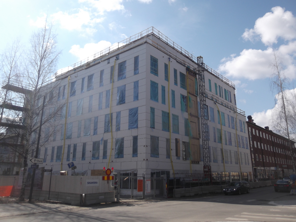 Wykonanie suchej zabudowy, dokończenie ścian zewnętrznych nowego sześciopiętrowego biura Länsforakringar w Umeå, Västra Norrlandsgatan 18 (Szwecja)